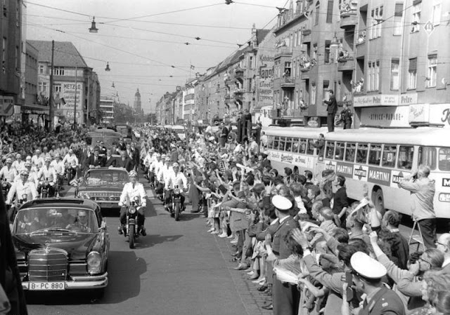 Foto Kennedy und Adenauer in Berlin, 1963.