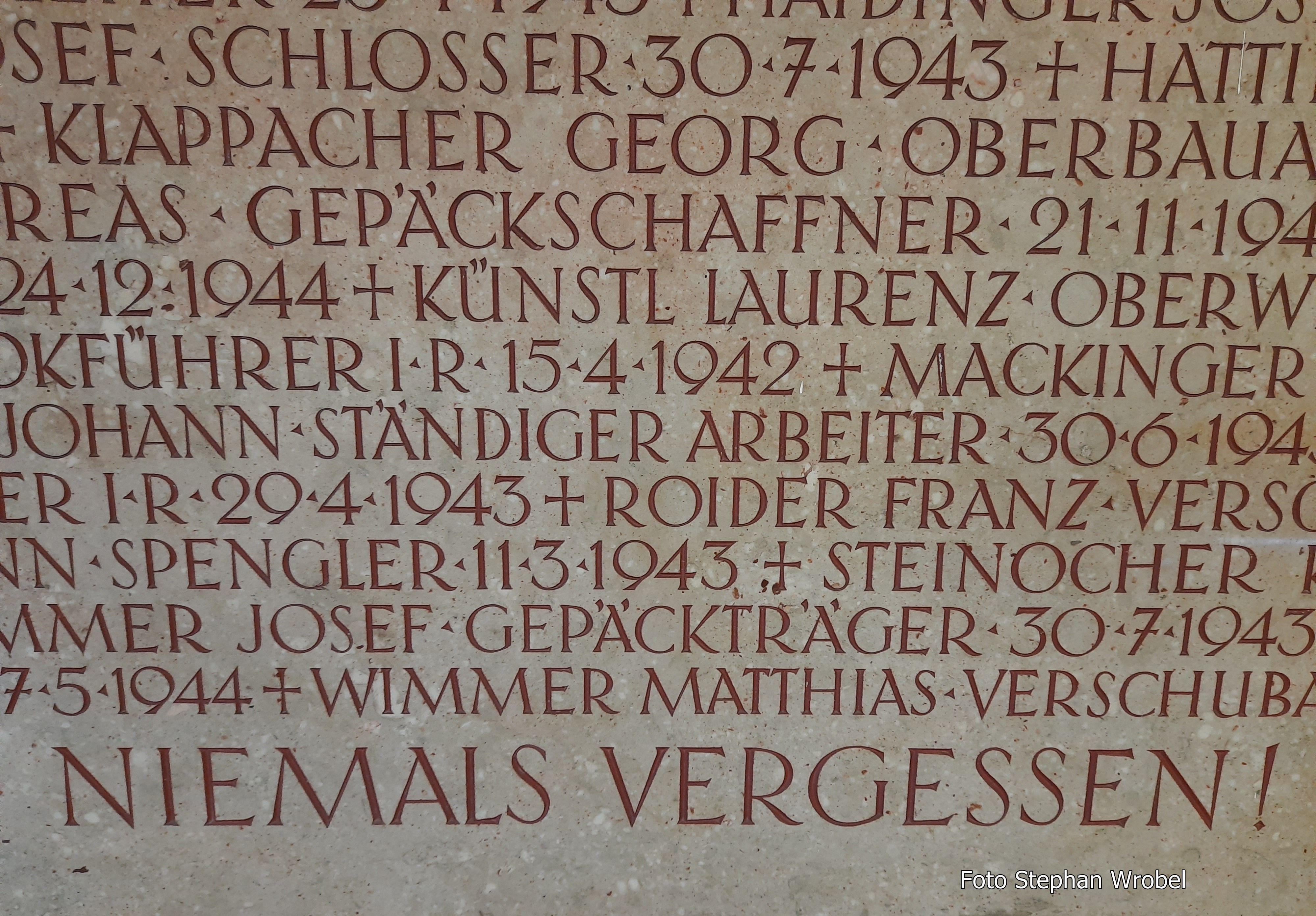 Gedenktafel im Hauptbahnhof Salzburg für die aus politischen Gründen ermordeten Eisenbahner in der NS-Zeit.