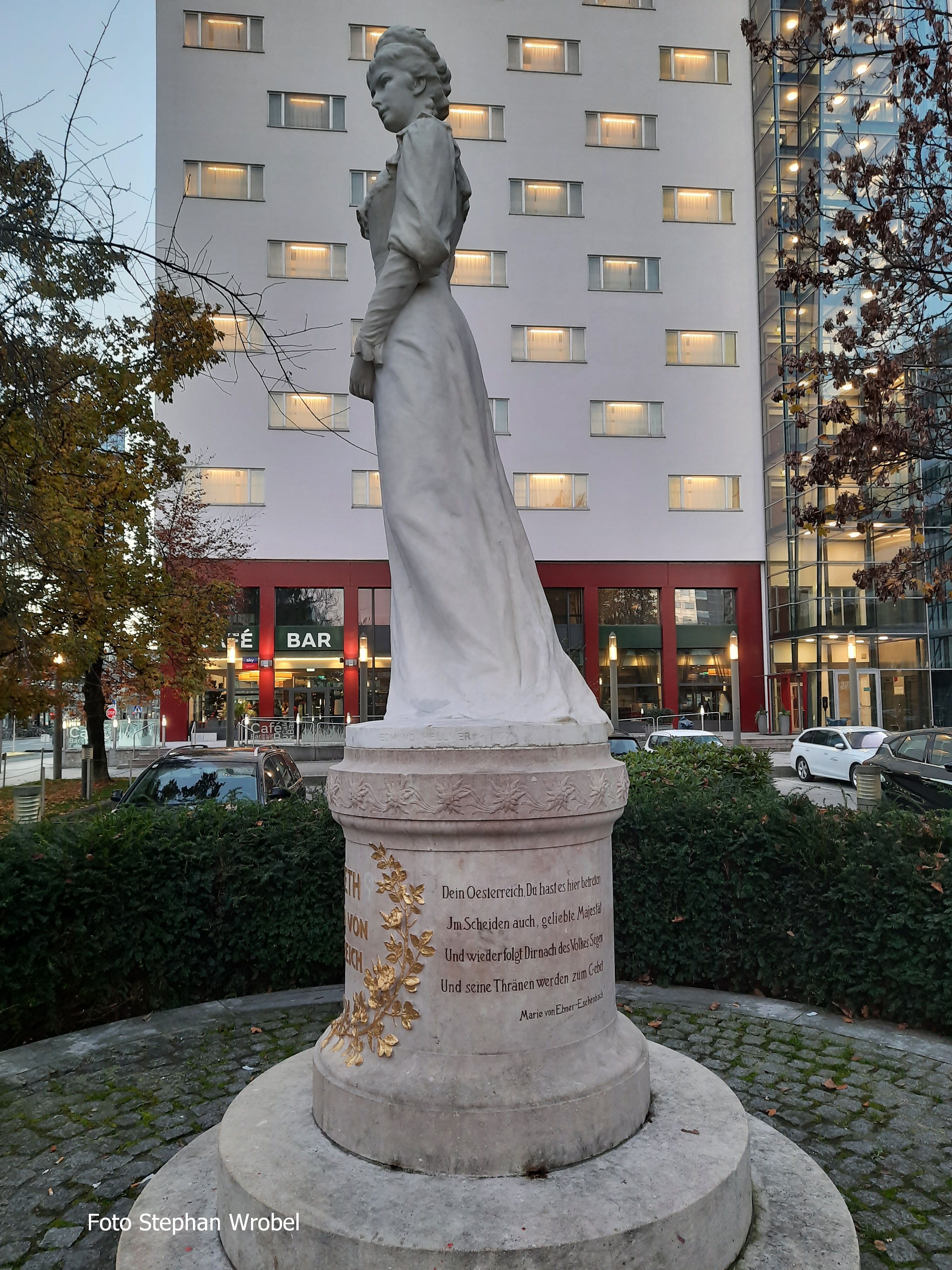 Sisi-Denkmal von 1901 (wieder aufgestellt), Salzburg, am Hauptbahnhof foto